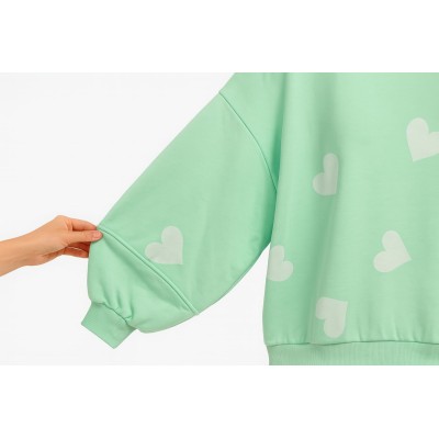 Sudadera estilo bomber en tono verde menta, con estampado de corazones
