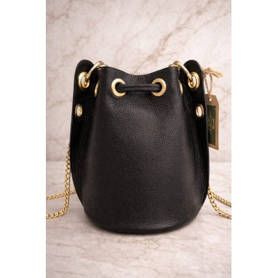 Bolso de piel tipo cubo con cadena