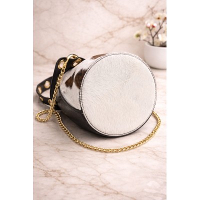 Bolso de piel tipo cubo con cadena