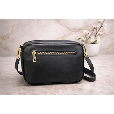 Bolso de piel negro con cremallera trasera