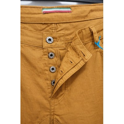 Pantalón vaquero camel con costura estilizada
