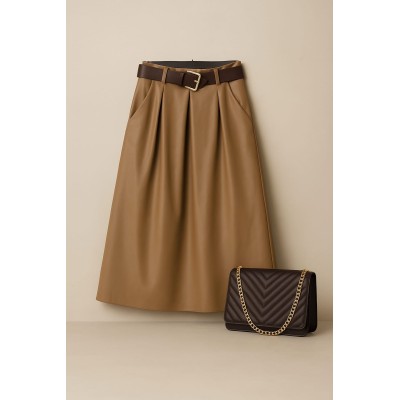 Falda midi de polipiel en color Camel