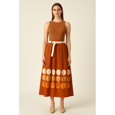 Falda midi de corte elegante en color teja con estampado circular en la parte inferior