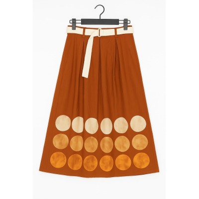 Falda midi de corte elegante en color teja con estampado circular en la parte inferior