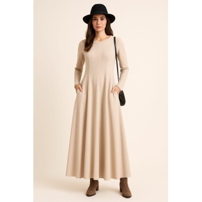 Vestido largo en tono beige arena confeccionado en Italia