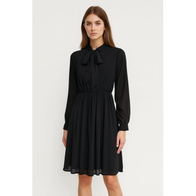 Vestido negro de estilo clásico y sofisticado